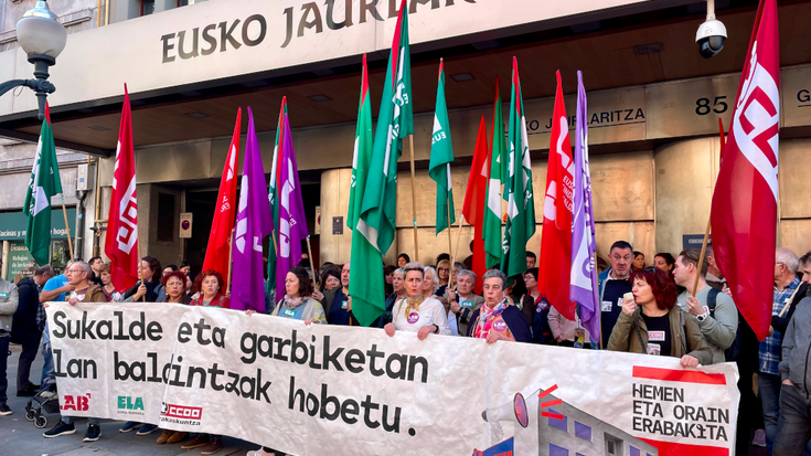 Hezkuntza Publikoko sukalde eta garbiketako grebak jarraipen handia izan du hirugarren egunean