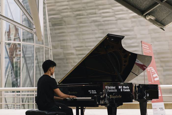 "Zure hiria pianoz beteko da ekimenak" 8 piano jarriko ditu Bilbon