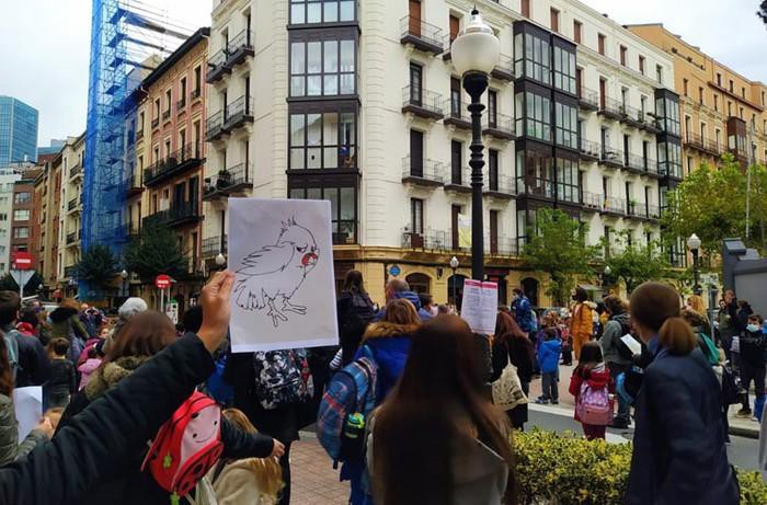 Trafikoa moztu dute Bilboko Cervantes eskolako gurasoek, alboko errepidean segurtasuna bermatzea eskatzeko