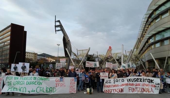 Egoitzetako plaza publikoak suntsitzea egotzi diote aldundiari