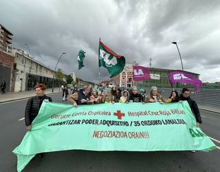 Bilboko Gurutze Gorriko langileak greban lan baldintzen ekiparazioaren alde