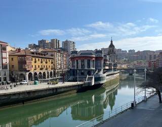 52 urteko gizon bat larri zauritu da tranbiak harrapatuta Bilboko Erriberako Merkatu ondoan