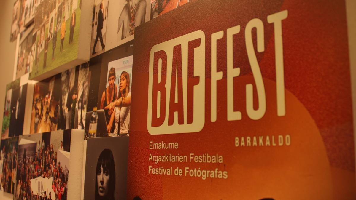 BAFFEST Emakume Argazkilarien Festibalaren lan eta material historikoen erakusketak ia 10 urteko ibilbidearen atzera begirakoa eskaini du