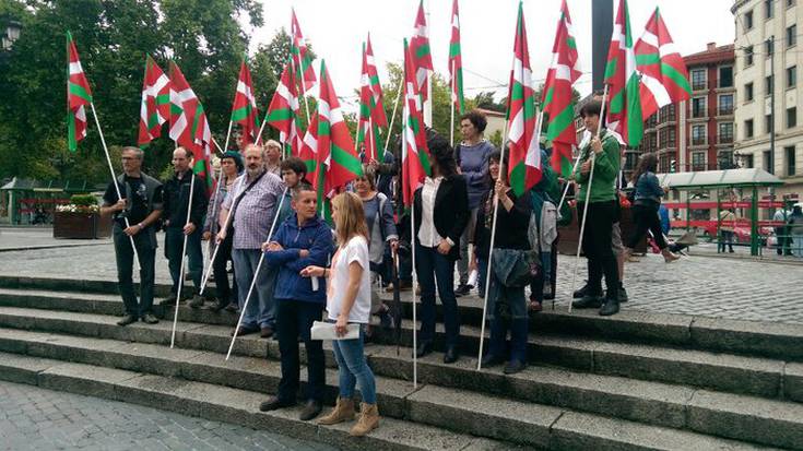 EAJk ikurrinaren omenezko ekitaldi zabala egitea ekidin duela salatu du Bilduk