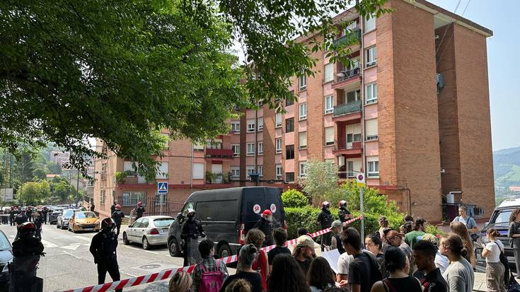 Familia bat etxegabetzea burutu dute, komitiba judiziala bertaratu ez den arren