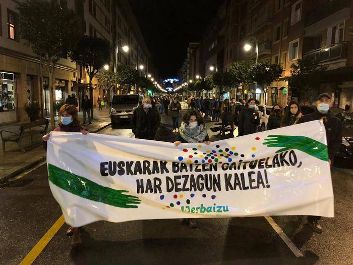 Euskarak batzen gaituelako kalea hartu dugu!