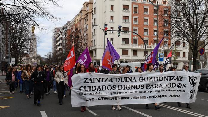 Sindikatuek eta mugimendu feministek Zaintza Eskubide Kolektiboaren alde jarraitzen dute