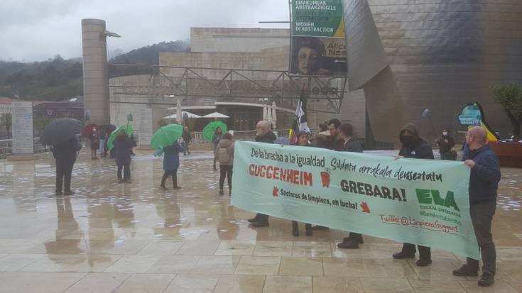 Bilboko Guggenheimeko garbitzaileek hitzarmen bat negoziatzea eskatu dute