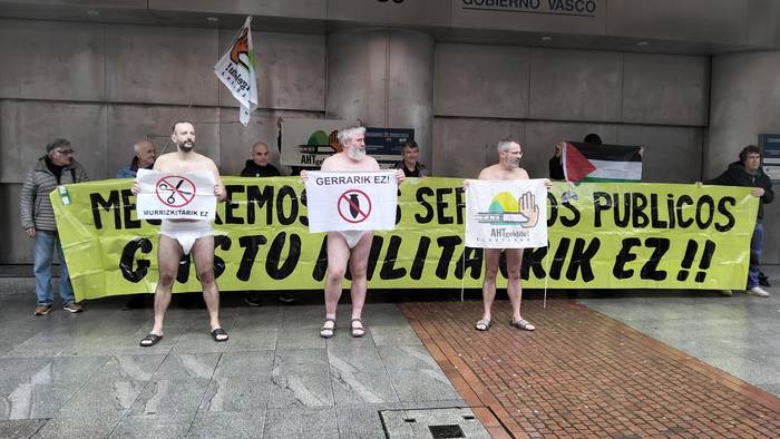 Herritar antimilitaristek protesta egin dute pobrezia salatzeko eta AHT abiadura handiko trenaren aurka
