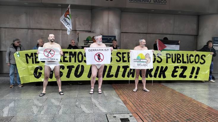 Herritar antimilitaristek protesta egin dute pobrezia salatzeko eta AHT abiadura handiko trenaren aurka