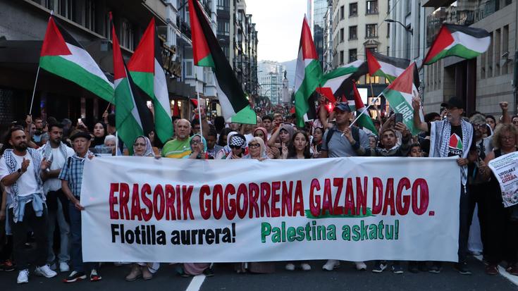 Milaka lagunek Bilboko kaleak hartu dituzte Gazako genozidioaren kontra