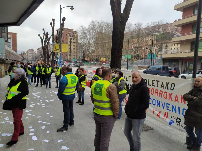 Hitzarmena eguneratzeko borrokan jarraitzen dute autoeskoletako langileek