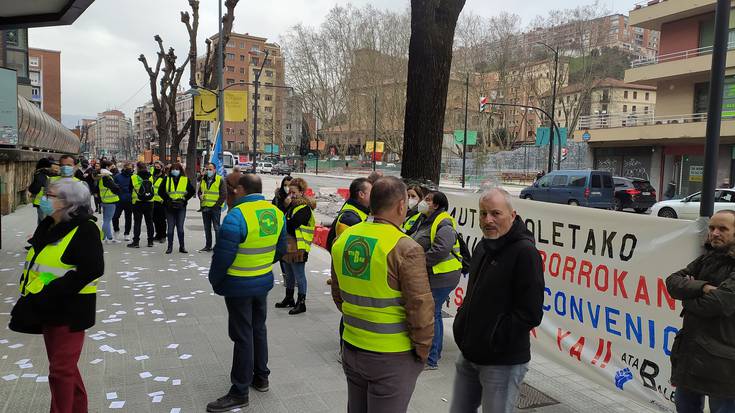 Hitzarmena eguneratzeko borrokan jarraitzen dute autoeskoletako langileek