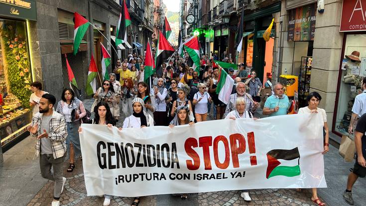 Hamarnaka lagun bildu dira gaurko manifestazio zaratatsuan