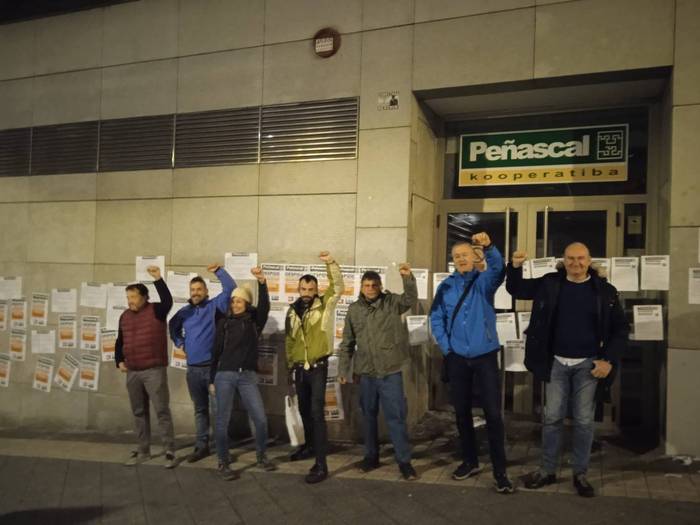 LAB eta ESK sindikatuek mobilizazioak egin zituzten atzo Peñascal Koopek kaleratutako langile baten berronartzea eskatzeko