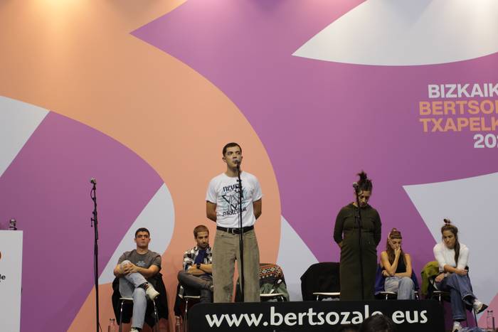 Aitor Bizkarrak irabazi du Bizkaiko Bertsolaritza Txapelketako lehenengo finalaurrekoa