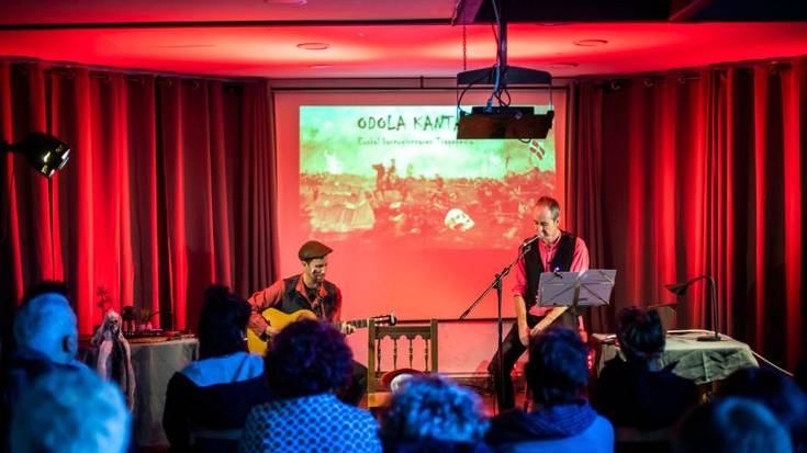 “Odola kantari. Euskal kantugintzaren tragepedia” Kafe Antzokiko goiko partean