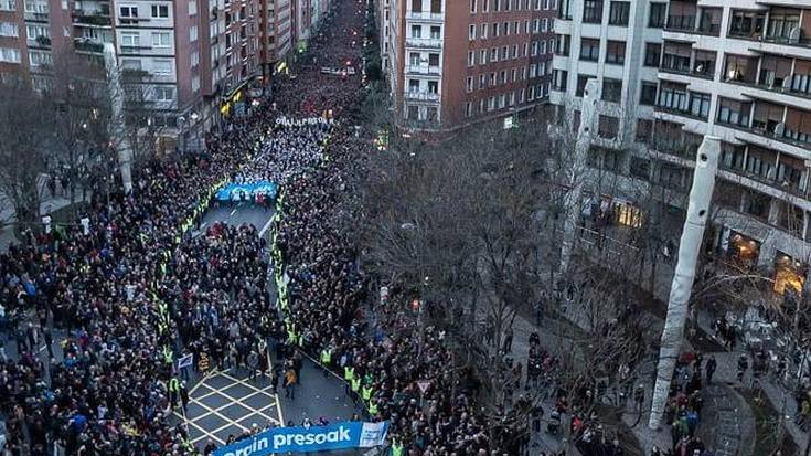 Presoen eskubideen eta konponbidearen alde 80.000 lagun elkartu dira Bilbon eta Baionan