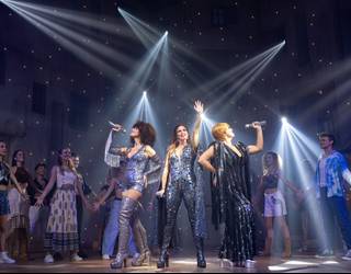 Mamma Mia! ikuskizun musikalak Arriagako publikoa liluratuko du