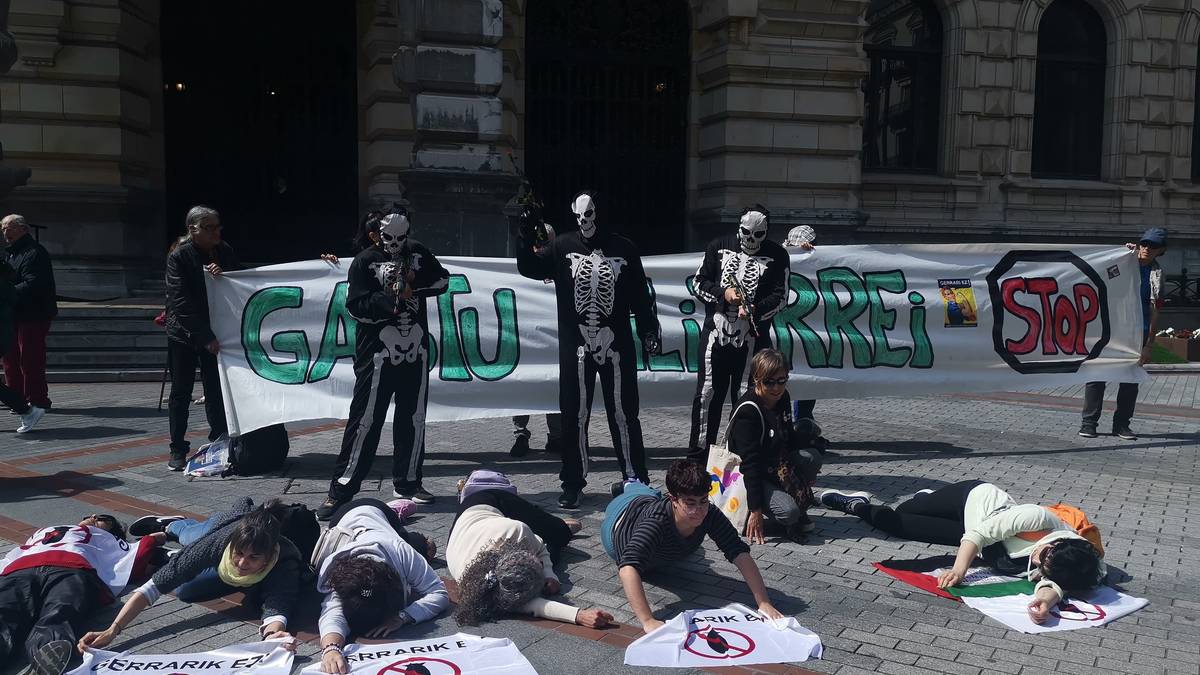 Gastu militarra finantzatzen duten arduradunak salatu dituzte Kakitzat eta Argitanek