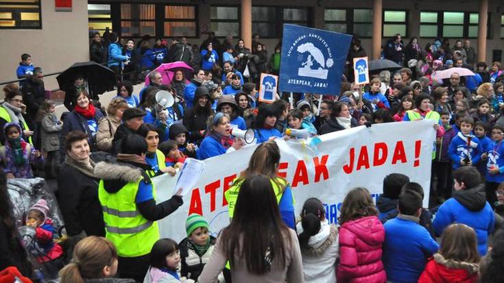 Jolastoki berrian komunak, aldagelak eta pasabide estalia eskatu ditu Aterpe batzordeak