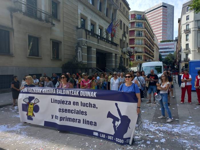 Garbiketa azpikontratetako langileen sindikatuek mahaigaineratutako aurreakordioa onartu du Osakidetzak