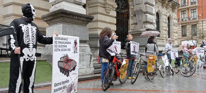 Gerraren eta euskal industria militarraren aurkako txirrindulari itzuleraren aurkezpena Bizkaiko Foru Aldundiko Jauregiaren aurrean