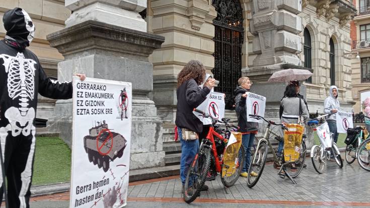 Gerraren eta euskal industria militarraren aurkako txirrindulari itzuleraren aurkezpena Bizkaiko Foru Aldundiko Jauregiaren aurrean