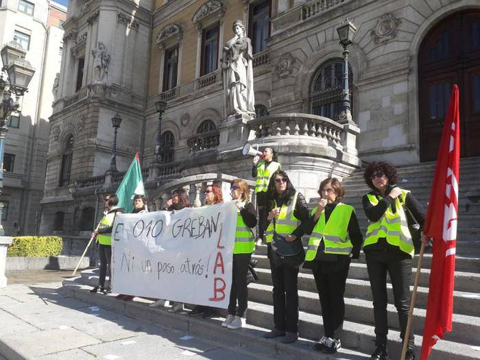 Lanalden eta Bilboko Udala 010 zerbitzuko grebalariak ordezkatzen ari dira