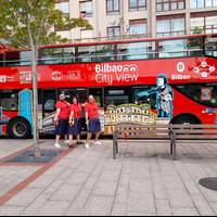 Bueltan da Txirenebus gida turistiko antzeztua