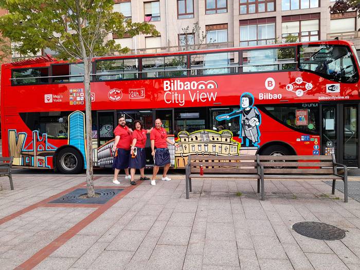 Bueltan da Txirenebus gida turistiko antzeztua