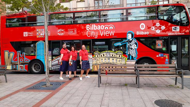 Bueltan da Txirenebus gida turistiko antzeztua