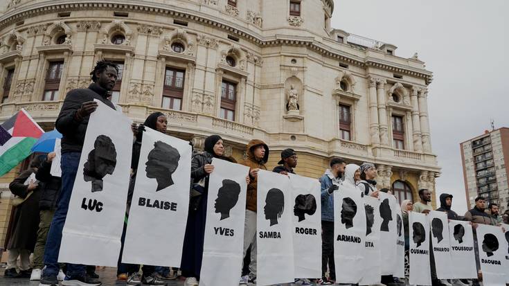 Tarajaleko gertakariak ez ahazteko bildu ziren larunbatean Arriaga Antzokiko plazan