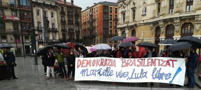 Demokrazia eskatu dute Brasilgo herriarentzat