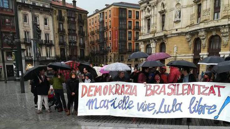 Demokrazia eskatu dute Brasilgo herriarentzat