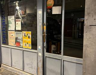 Berbaizuko atea hautsi eta lapurtzera sartu dira