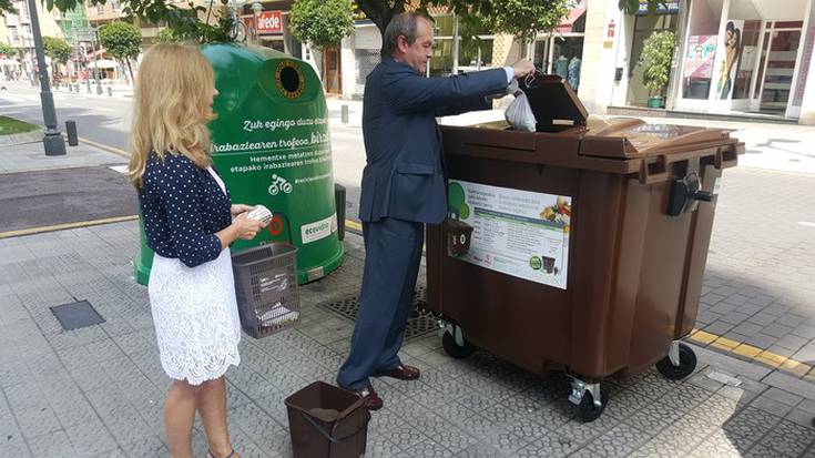 Bosgarren edukiontzia orain ere Santutxun eta Solokoetxen