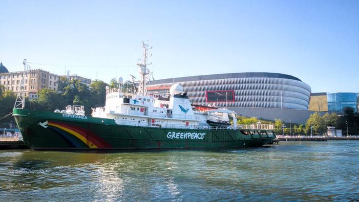 Greenpeaceren 'Esperanza' itsasontzia Bilbon porturatu da aldaketa klimatikoari irtenbidea emateko