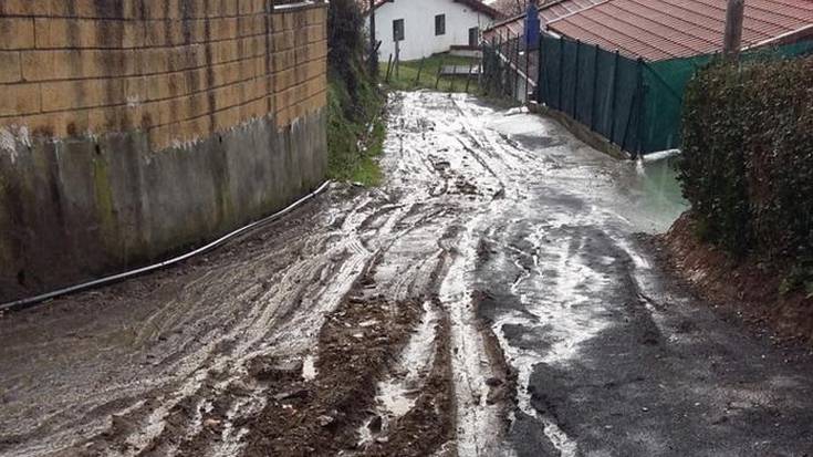 San Justo zelaian errepidea konpontzeko eskaria babesteko sinadura bilketari ekin diote auzotarrek