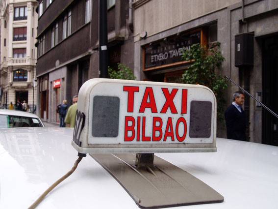 Udalak 10.000 euro emango dizkie auto elektrikora jotzen duten taxistei
