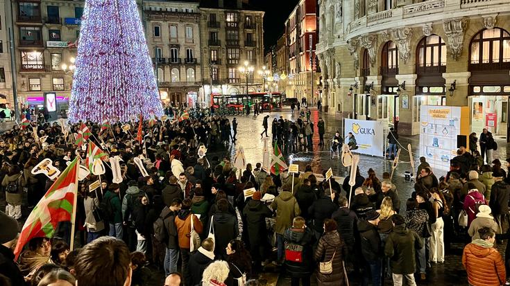 Milaka euskaltzalek erdalduntze makina eraitsi eta Bilbo euskaraz datorrela aldarrikatu dute