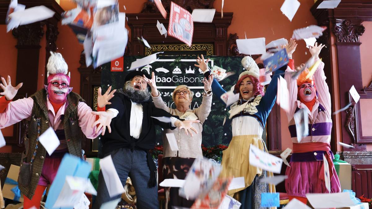 Olentzero eta Mari Domingi irrikitan daude ilusioa eta opariak banatzeko