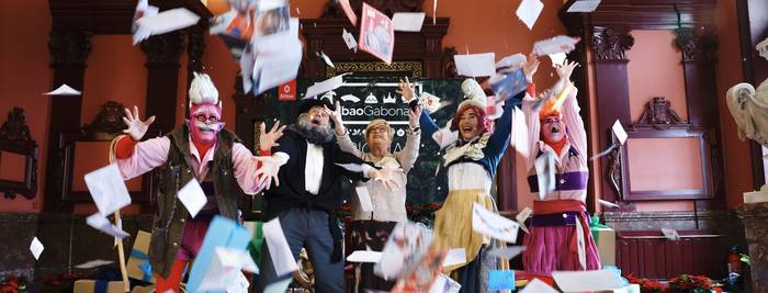 Olentzero eta Mari Domingi irrikitan daude ilusioa eta opariak banatzeko