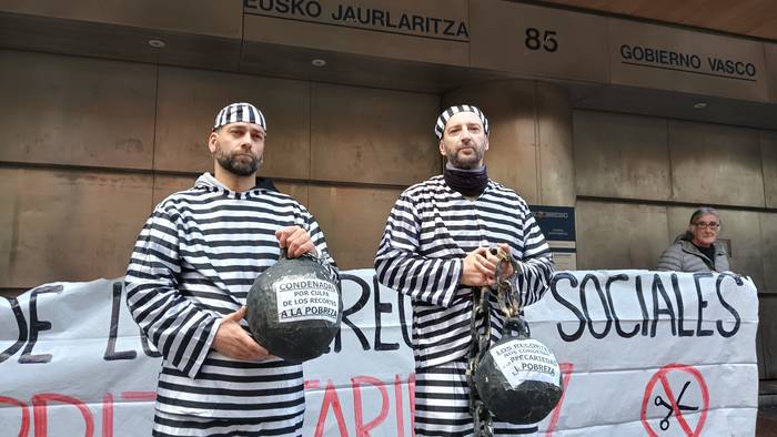 Berri-Otxoak 8.000 langileri egindako murrizketen aurkako protesta egin du