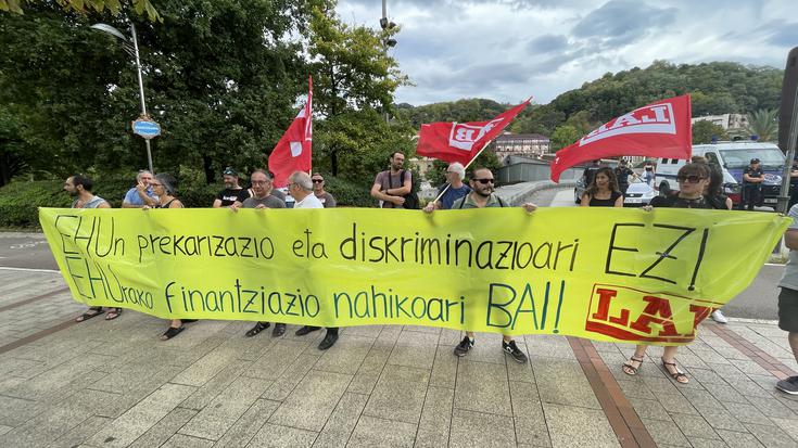 EHUko langileen prekarizazioa eta diskriminazioa salatu dituzte ikasturte hasierako ekitaldian