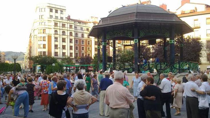 La Casilla eta Levante plazetako nagusientzako dantzaldiak bueltan dira