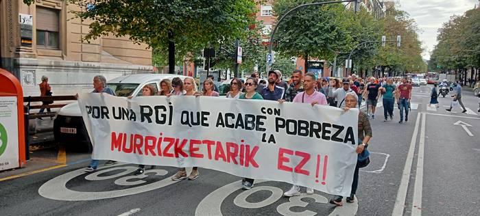 Pobrezia desagerrarazteko DBE-ren erreforma eskatu dute Eusko Jaurlaritzaren aurrean