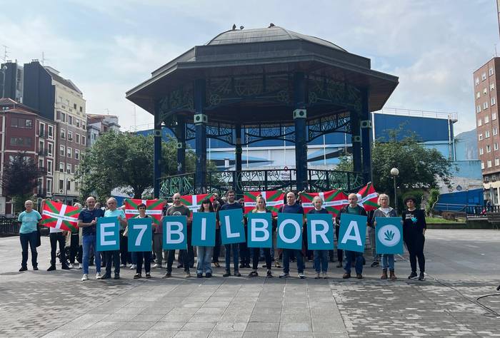 Larunbatean Autonomia kalea ikurrinaz betetzeko deia egin du Gure Eskuk