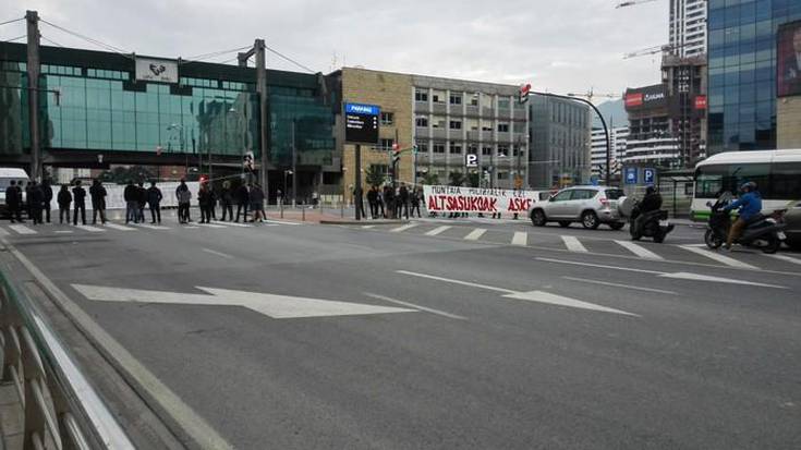 San Mameseko errepidea moztu dute 'muntaia polizialak' salatzeko