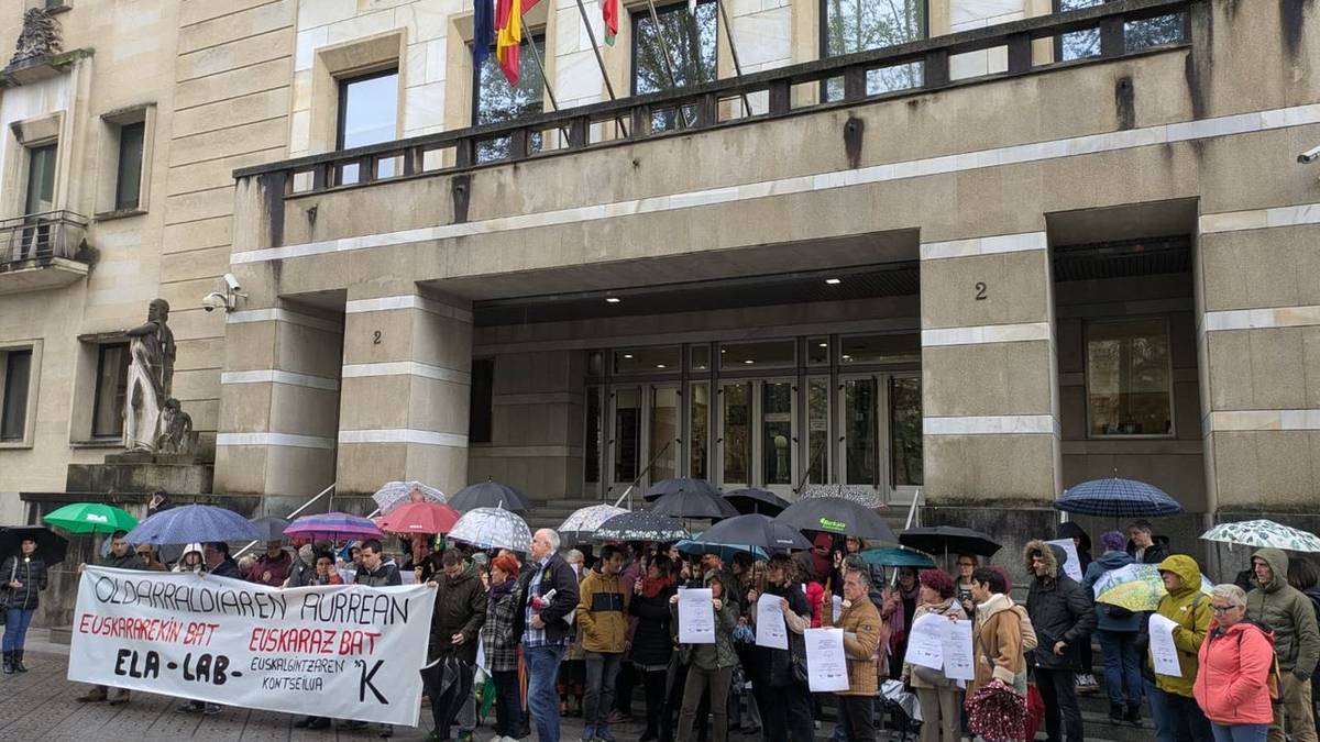 Euskarari gaztelaniak duen estatus bera aitortzeko eskatu dute Kontseiluak, ELAk eta LABek